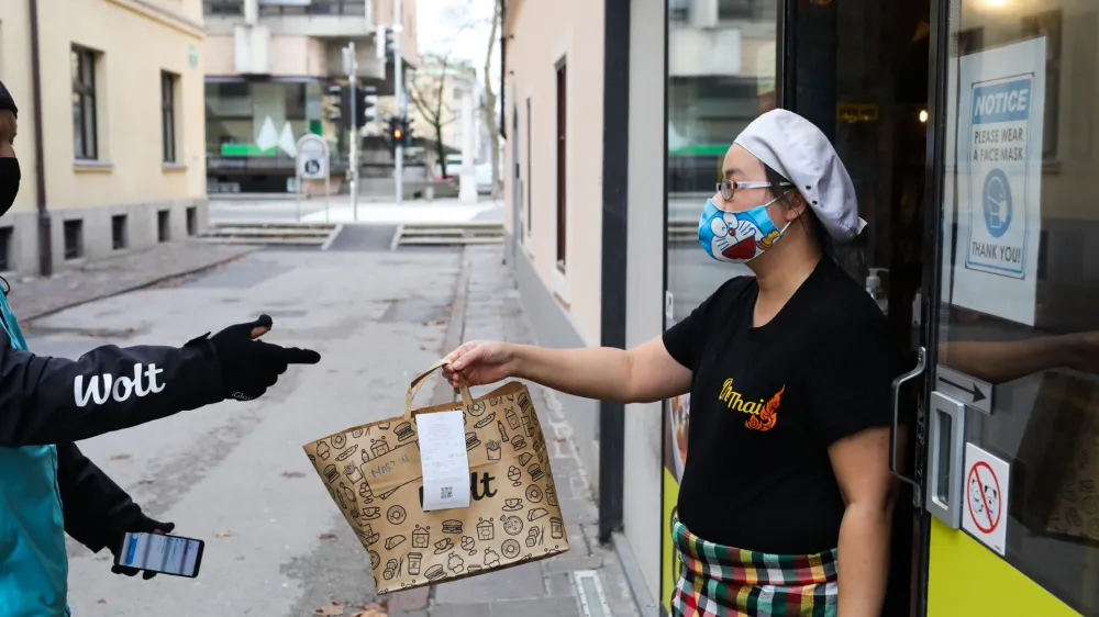 Dostava hrane na dom, take away hrana, hrana za domov, Wolt- 25.01.2021 - Om Thai, tajska restavracija. //FOTO: Bojan Velikonja