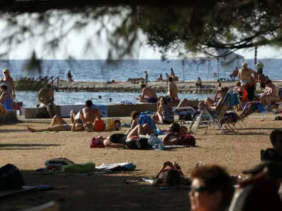 - Strunjan, strunjanska plaža, kopalci, ukinjeno plačevanje vstopnine za na plažo. //FOTO: Luka Cjuha