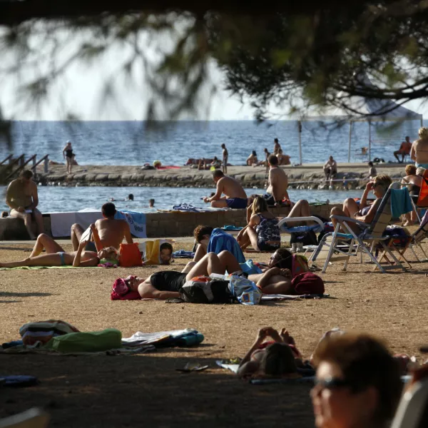 - Strunjan, strunjanska plaža, kopalci, ukinjeno plačevanje vstopnine za na plažo. //FOTO: Luka Cjuha