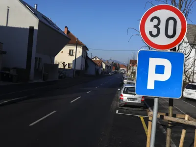 - prometni znak  omejitev hitrosti 30 km/h - 22.01.2020  Vodnikova cesta  ulica v Ljubljani - //FOTO: Jaka Gasar