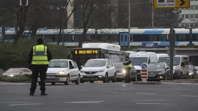 07.12.2023 - križišče Bavarski dvor - Tivolska cesta - policija - promet - urejanje prometa Policija in Mestno redarstvoFOTO: Luka Cjuha