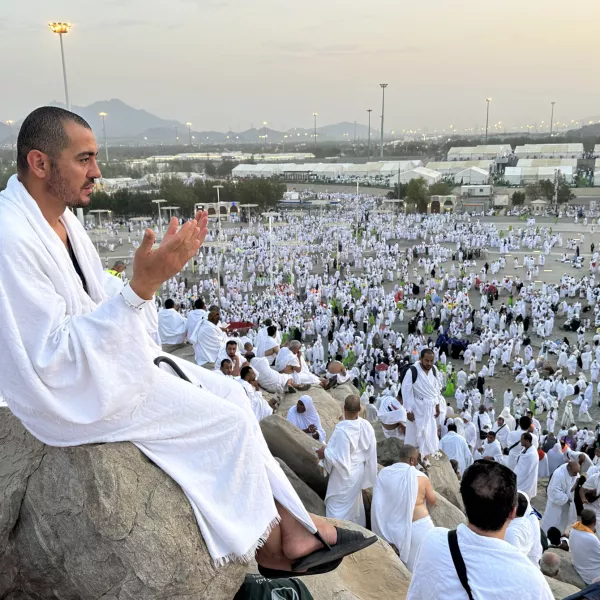 15 June 2024, Saudi Arabia, Arafat: Muslim pilgrims pray at dawn on Saudi Arabia's Mount Arafat, also known as Jabal al-Rahma or Mount of Mercy, during the climax of the Hajj pilgrimage. Photo: Medhat Hajaj/APA Images via ZUMA Press Wire/dpa