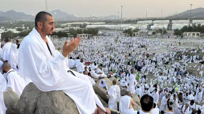 15 June 2024, Saudi Arabia, Arafat: Muslim pilgrims pray at dawn on Saudi Arabia's Mount Arafat, also known as Jabal al-Rahma or Mount of Mercy, during the climax of the Hajj pilgrimage. Photo: Medhat Hajaj/APA Images via ZUMA Press Wire/dpa