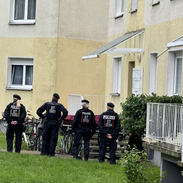 15 June 2024, Saxony-Anhalt, Wolmirstedt: Police officers stand at a scene that may be connected to the attack in Wolmirstedt. Police officers shot and killed a man during an operation in Wolmirstedt, north of Magdeburg, on Friday evening. The man had previously attacked the officers, according to a police spokeswoman in Stendal on 15 June Saturday morning. He reportedly died on the scene. Photo: Thomas Schulz/dpa