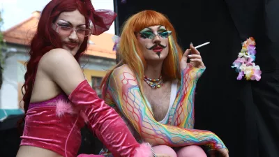 Z letošnjo parado ponosa, ki poteka pod geslom Pogled nazaj, korak naprej, skupnost obeležuje 40-obletnico LGBT gibanja na Slovenskem, s čimer želijo spomniti na pretekle boje, trenutne politične zahteve ter potrebo po vključujoči in strpni družbi.