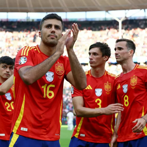 Soccer Football - Euro 2024 - Group B - Spain v Croatia - Berlin Olympiastadion, Berlin, Germany - June 15, 2024 Spain's Rodri and teammates applaud fans after the match REUTERS/Kacper Pempel