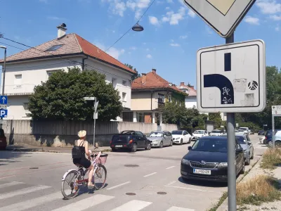 Ker vozniki v Oražnovi ulici pogosto prehitro vozijo in naj bi mnogi spregledali, kdo ima prednost, si tamkajšnji stanovalci želijo dvignjenega križišča.