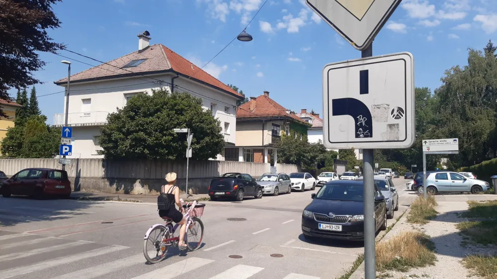 Ker vozniki v Oražnovi ulici pogosto prehitro vozijo in naj bi mnogi spregledali, kdo ima prednost, si tamkajšnji stanovalci želijo dvignjenega križišča.