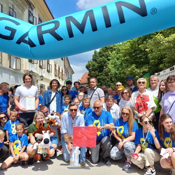 Škofjeloški Mestni trg so v soboto zavzeli otroci z rakom in njihovi podporniki v okviru Inštituta Zlata pentljica.