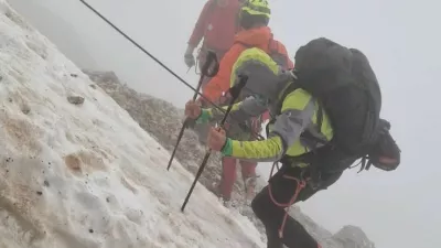 Gorski reševalci so sredi noči v megli in snegu iz visokogorja reševali češka pohodnika. 