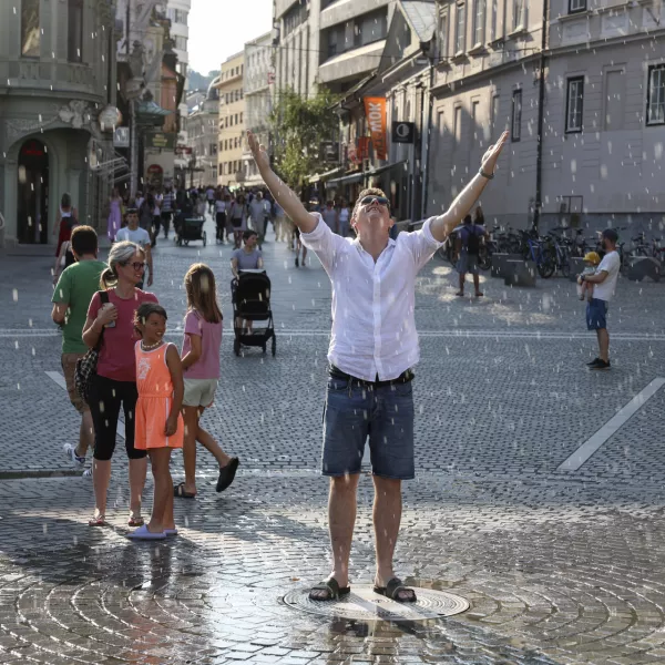 - 10.07.2023 – Ljubljana, Prešernov trg - dež, vročina, table, ki kazijo mesto //FOTO: Jaka Gasar