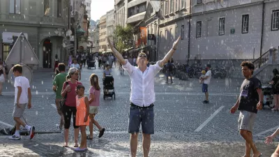 - 10.07.2023 – Ljubljana, Prešernov trg - dež, vročina, table, ki kazijo mesto //FOTO: Jaka Gasar