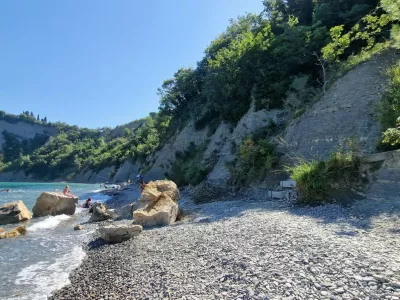 Plaža pod strunjanskimi klifi.