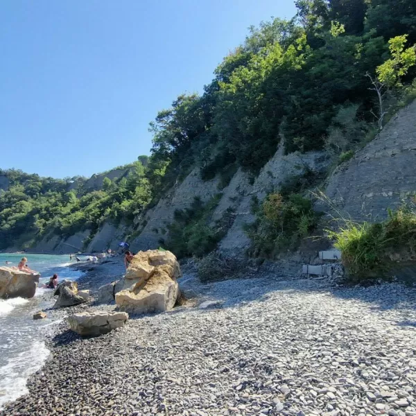 Plaža pod strunjanskimi klifi.