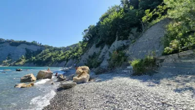 Plaža pod strunjanskimi klifi.