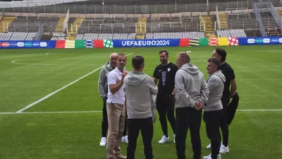 Nemcija, Wuppertal.Predsednik Evropske nogometne zveze Uefa Aleksander Ceferin z delegacijo slovenske nogometne reprezentance pred treningom.Foto: STA