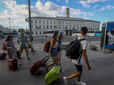 - 10.08.2022 - Železniška postaja Ljubljana - stavba - turisti //FOTO: Luka Cjuha