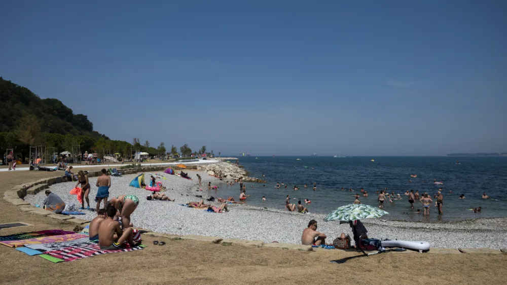 Plaža Žusterna, Koper- 23.07.2022 - Redukcija vode zaradi suše na Primorskem //FOTO: Nik Erik Neubauer