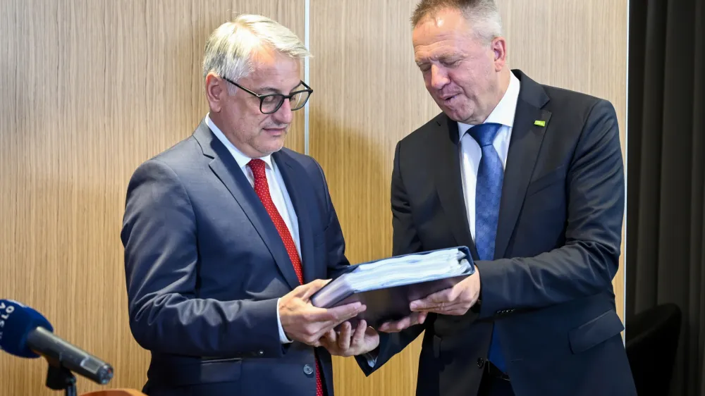 novi minister za godspodarstvo Matjaž Handosedanji minister za gospodarstvo Zdravko Počivalšek - 02.06.2022 – Ministrstvo za gospodarstvo - primopredaja poslov med novim ministrom za gospodarstvo Matjažem Hanom in bivšim ministrom Zdravkom Počivalškom //FOTO: Nik Erik Neubauer