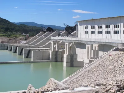 Hidroelektrarna Mokrice je predvidena kot zadnja v verigi petih spodnjesavskih hidroelektrarn - poleg hidroelektrarn Boštanj, Blanca, Krško in - zadnja zgrajena - Brežice (na fotografiji). Gradnja pete hidroelektrarne bi se morala po prvotnih načrtih končati že leta 2018, a se je dokončanje projekta zamaknilo zaradi zapletov pri umeščanju v prostor in upravnih sporov naravovarstvenikov..