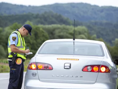 ﻿- radar - meritev hitrosti, - 13.08.2019 – Spodnji Log - Vseevropska akcija Hitrost v kateri so sodelovali tudi slovenski policisti - glavni cilj akcije zmanjšanje števila prometnih nesreč zaradi hitrosti - policijska kontrola – policijski nadzor hitrosti na cestah - Policija //FOTO: Matjaž Rušt