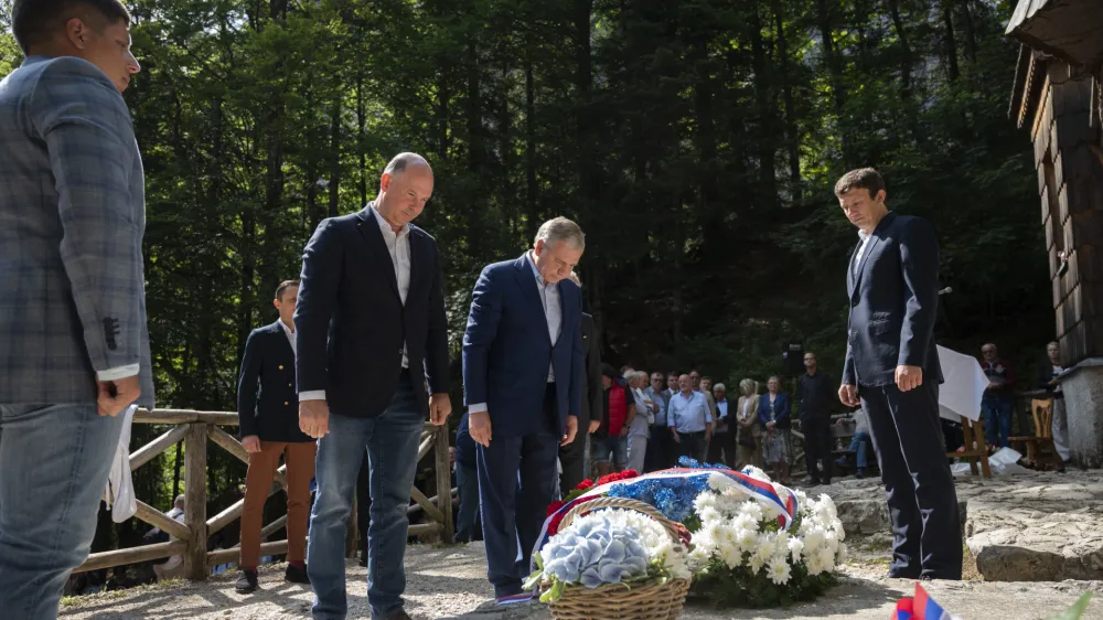 -Veleposlanik Rusije v Sloveniji Timur Eyvazov- pri Ruski kapelici tokrat ni bilo Rusov, saj je Rusija Slovenijo uvrstila na seznam neprijateljskih držav. - 31.07.2022 - Ruska kapelica Vršič - spominska slovesnost - krajši pietetni dogodek za člane ter prijatelje Društva Slovenija Rusija vspomin na ruske vojne ujetnike, ki jih je pri gradnji ceste čez Vršič leta 1916 zasul snežni plaz – //FOTO: Nik Erik Neubauer