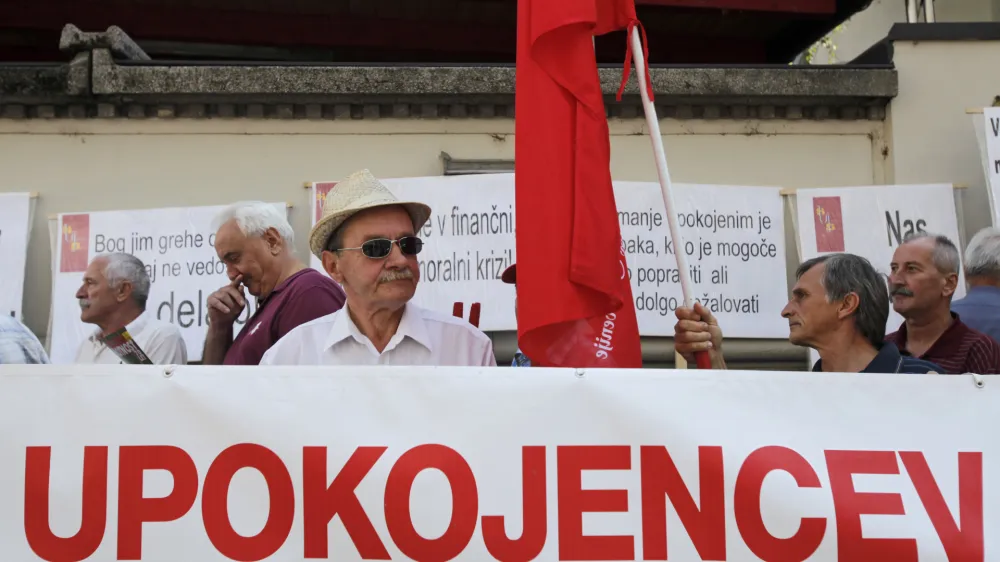 - protest upokojenci - člani Sindikata upokojencev Slovenije izrazili nasprotovanje ukrepom, ki jih je za upokojence prinesel zakon o uravnoteenju javnih financ, nije pokojnine /FOTO: Luka Cjuha 