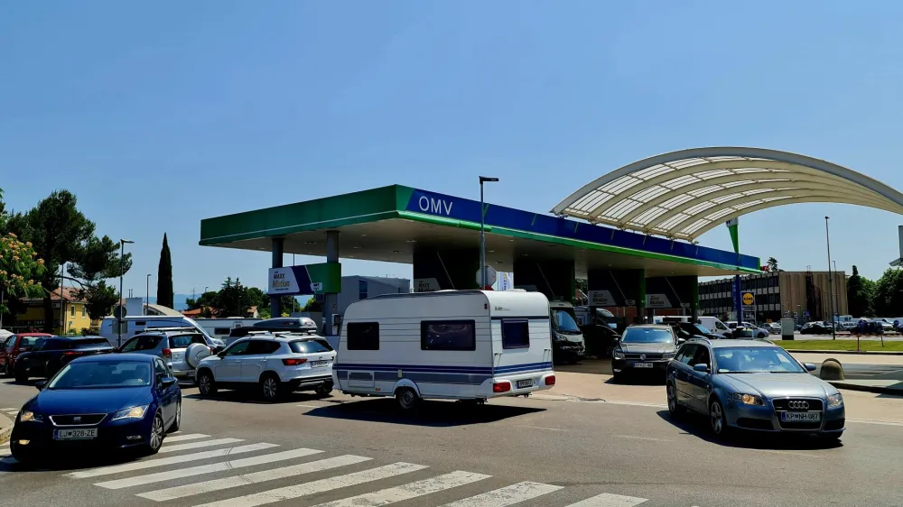 Družba OMV je v prvi polovici leta čisti dobiček povečala za kar 105 odstotkov in znaša 3,4 milijarde evrov. OMV Slovenija je prodan, vendar še vedno čakajo na dovoljenje regulatornih organov, da jih prevzame madžarski MOL, ki je v prvi polovici leta ustvaril 551 milijonov evrov dobička. Foto: Tatjana Tanackovič&nbsp;