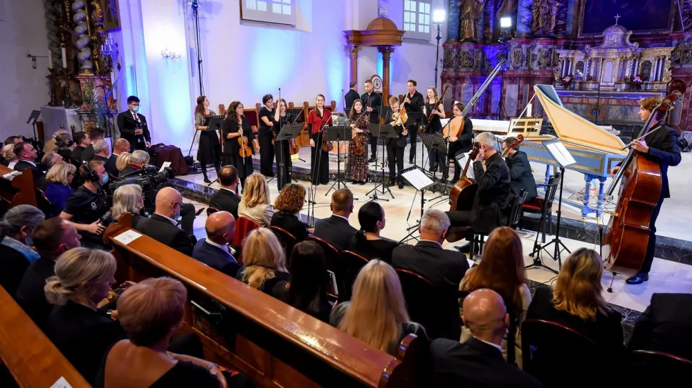 Festivalski baročni orkester, ki bo v petek, 5. avgusta, ob 20. uri v radovljiški cerkvi odprl letošnji jubilejni 40. Festival Radovljica, sestavljajo mladi slovenski glasbeniki, ki jih zanimajo stare historične izvajalske prakse. Igrali bodo uverture, simfonijo in koncerte iz Londona 18. stoletja.