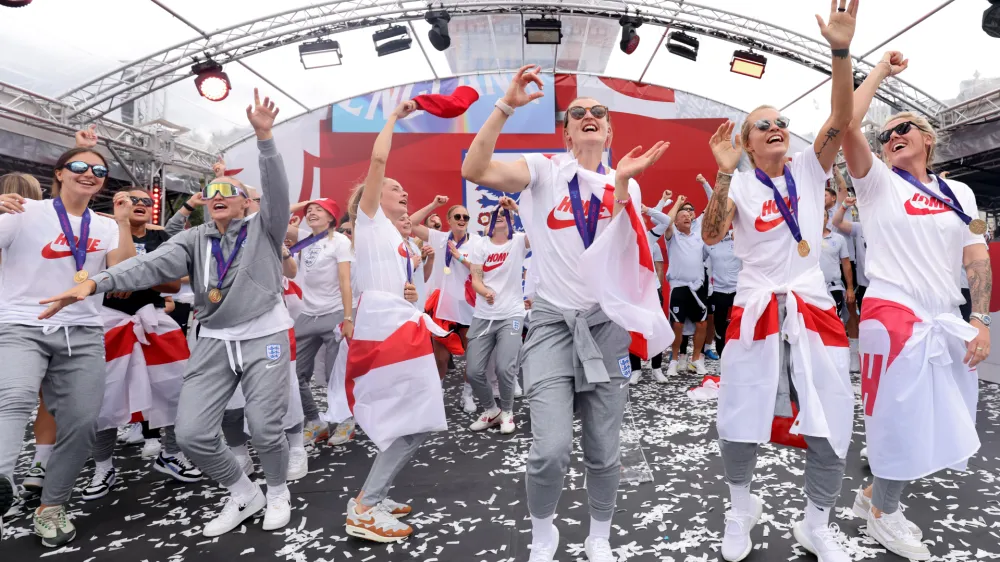 01 August 2022, United Kingdom, London: England's players sing Sweet Caroline on stage during a fan celebration to commemorate England's UEFA Women's EURO 2022 victory in Trafalgar Square. Photo: James Manning/PA Wire/dpa