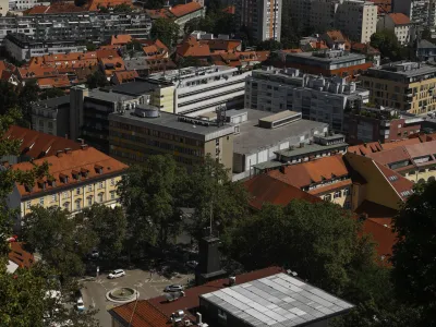 Lutkovno gledališče- 05.08.2022 – Ljubljana – občinske nepremičnine na katere naj bi ljubljanska občina montirala sončne elektrarne -  //FOTO: Luka Cjuha