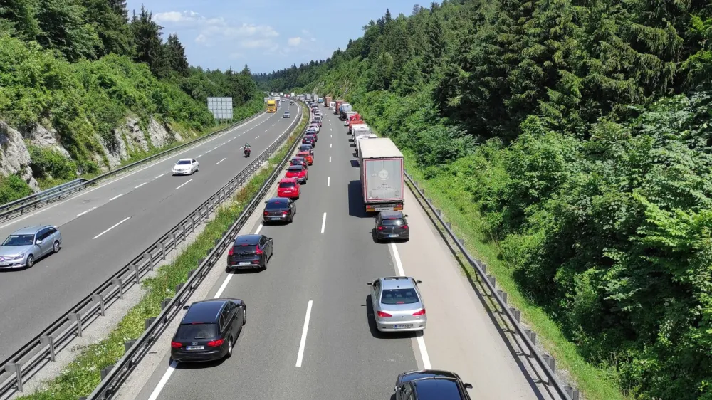 Primer pravilne razvsrtitve vozil ob zastoju na avtocesti. Foto: Zavod Reševalni pas