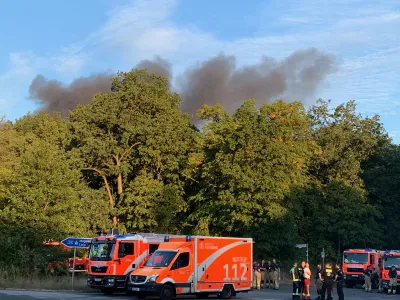 Nemcija, Berlin.<br>V gozdu Grunewald na zahodu Berlina je danes izbruhnil obsezen pozar, potem ko je v policijskem skladiscu streliva odjeknilo vec eksplozij.