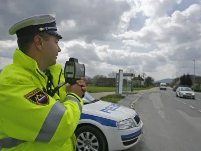 - Policija - policijska akcija Hitrost - počasneje je varneje, v okviru katere bo poostrila nadzor na cestah. - radar - meritev hitrosti, kontrola - Log pri Brezovici - glavni cilj akcije je po navedbah policije zmanjanje tevila prometnih nesreč zaradi hitrosti.//FOTO: Luka CjuhaOPOMBA: ZA OBJAVO V ČASOPISU DNEVNIK 