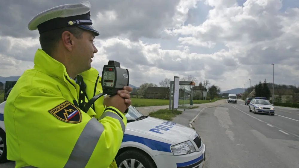 - Policija - policijska akcija Hitrost - počasneje je varneje, v okviru katere bo poostrila nadzor na cestah. - radar - meritev hitrosti, kontrola - Log pri Brezovici - glavni cilj akcije je po navedbah policije zmanjanje tevila prometnih nesreč zaradi hitrosti.//FOTO: Luka CjuhaOPOMBA: ZA OBJAVO V ČASOPISU DNEVNIK 