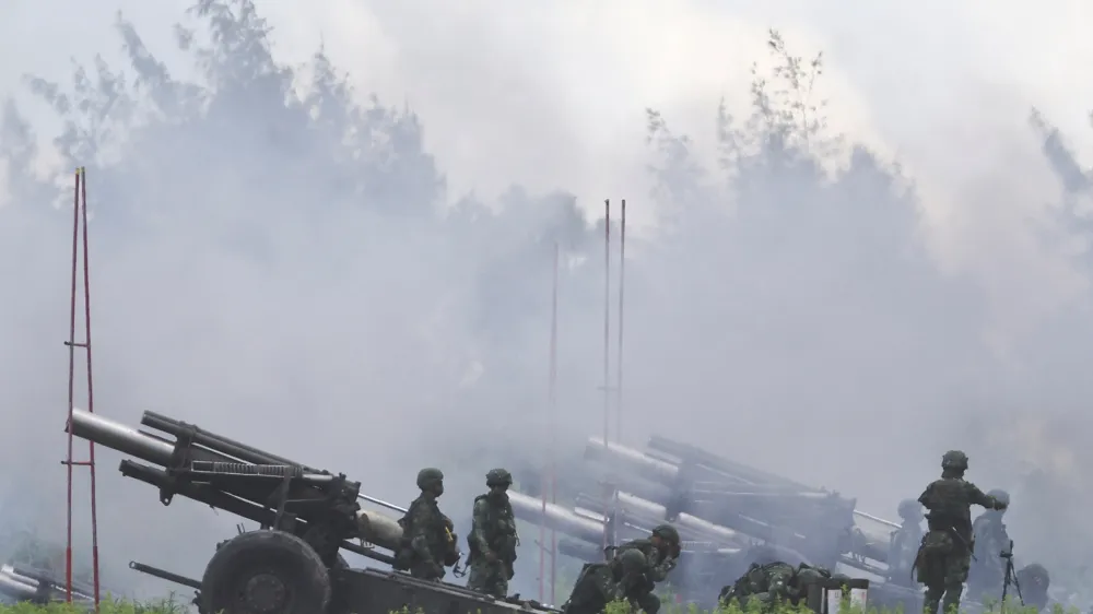 Soldiers fire 155mm howitzers during an annual live fire military exercise in Pingtung county, southern Taiwan August 9, 2022. REUTERS/Ann Wang