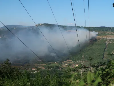 Požar na Socerbu ni ogrožal slovenskih naselij, so pa zvečer evakuirali prebivalce dveh bližnjih italijanskih vasi.

&nbsp;