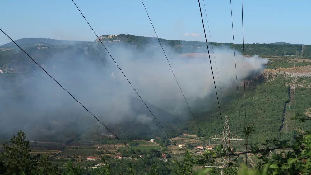 Požar na Socerbu ni ogrožal slovenskih naselij, so pa zvečer evakuirali prebivalce dveh bližnjih italijanskih vasi.

&nbsp;