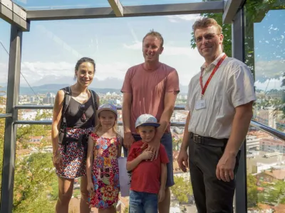 S tirno vzpenjaco na Ljubljanski grad so danes prepeljali petmilijontega potnika. To je bila druzina iz Francije.