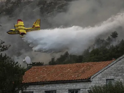 - 20.7.2022 - Brestovica pri Komnu - Požar, gašenje, evakuacija, gasilci, policija, ogenj, voda, dim, helikopter, avion //FOTO: Jaka Gasar