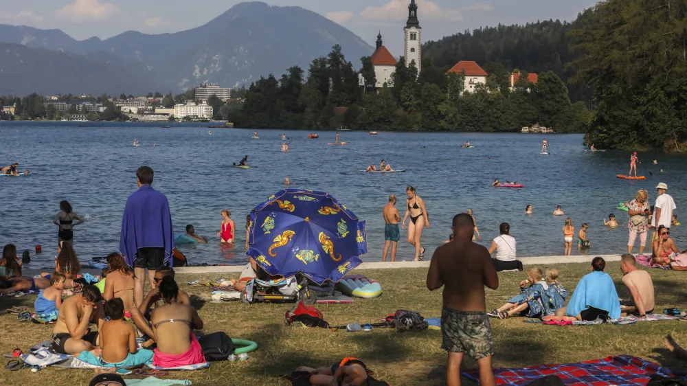 Na Bledu opozarjajo, da težave Jezernice in posledično reke Save nastajajo že nekaj let zapored in ne glede na obremenitve
v turizmu, predvsem pa v času, ko so vodostaji rek izjemno nizki, temperature pa visoke.