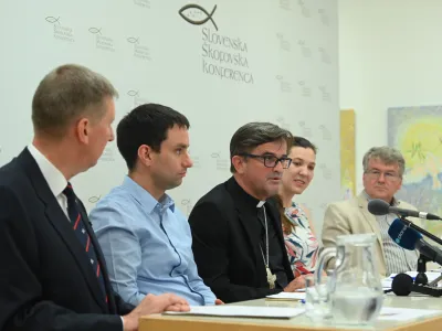 Ljubljana, Galerija Druzina.<br>Novinarska konferenca Slovenske skofovske konference (SSK), na kateri so predstavili nacionalni sinodalni sklepni dokument.<br>Tiskovni predstavnik SSK Tadej Jakopic, clan tajnistva za sinodo pri SSK Janko Pirc, celjski skof in odgovorni skof za sinodo pri SSK Maksimilijan Matjaz, clanica studijske skupine za sinodo pri SSK in sodelavka v skofijski fazi sinode Ana Ramovs ter clan studijske skupine za sinodo pri SSK Igor Bahovec.