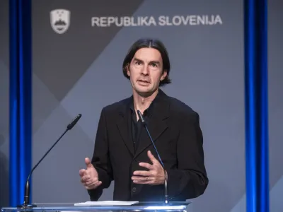 Ljubljana, Cankarjev dom.<br>Novinarska konferenca o aktualnem dogajanju v zvezi s koronavirusom.<br>V. d. direktorja Urada vlade za komuniciranje (UKOM) Uros Urbanija.