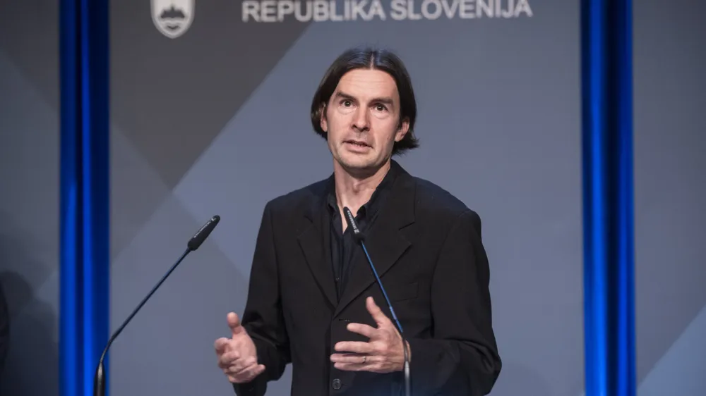 Ljubljana, Cankarjev dom.<br>Novinarska konferenca o aktualnem dogajanju v zvezi s koronavirusom.<br>V. d. direktorja Urada vlade za komuniciranje (UKOM) Uros Urbanija.