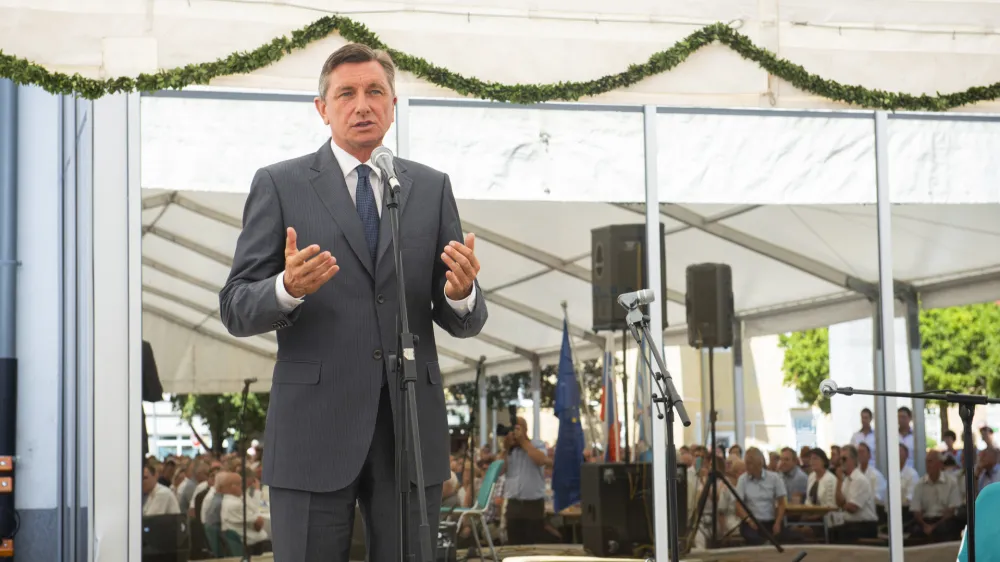 Smarje pri Jelsah, ploscad pred Kulturnim domom.<br>Slovesnost ob zakljucku obnove zupnijske cerkve Marije Vnebovzete.<br>PR Borut Pahor.