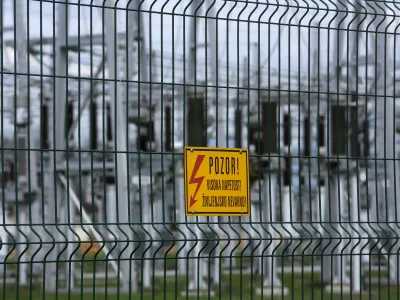 - 08.04.2015 - Električni daljnovod 2x400 kV Beričevo-Krko, elektrika - električni vod - elektroenergetsko omreje - električna energija - //FOTO: Jaka Gasar