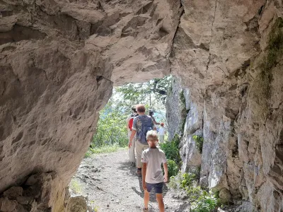 Ob koncih tedna oblegana slikovita pot skozi Bornov tunel, ki velja za tehnično mojstrovino.&nbsp;