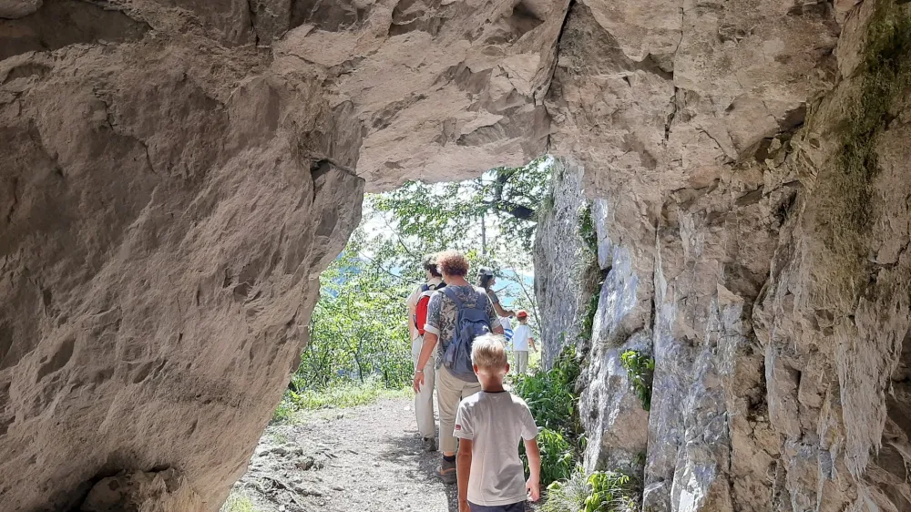 Ob koncih tedna oblegana slikovita pot skozi Bornov tunel, ki velja za tehnično mojstrovino.&nbsp;