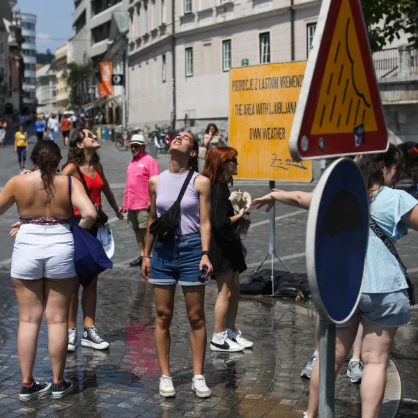 - turisti, ljubljasko vreme na Prešernovem trgu.- 11.07.2023 – simbolična fotografija - vremenska slika v Ljubljani – drugi vročinski val - visoke dnevne temperature – vročina – klimatske spremembe - najvišje dnevne temperature od 31 do 35 stopinj Celzija //FOTO: Bojan Velikonja 