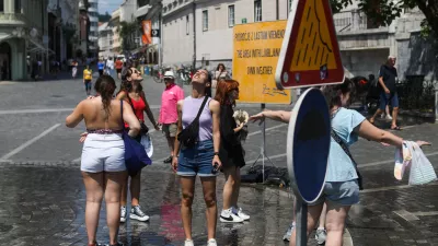 - turisti, ljubljasko vreme na Prešernovem trgu.- 11.07.2023 – simbolična fotografija - vremenska slika v Ljubljani – drugi vročinski val - visoke dnevne temperature – vročina – klimatske spremembe - najvišje dnevne temperature od 31 do 35 stopinj Celzija //FOTO: Bojan Velikonja 